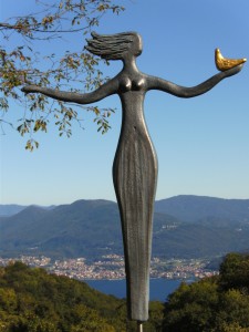 Die Frau im Wind mit der Friedenstaube